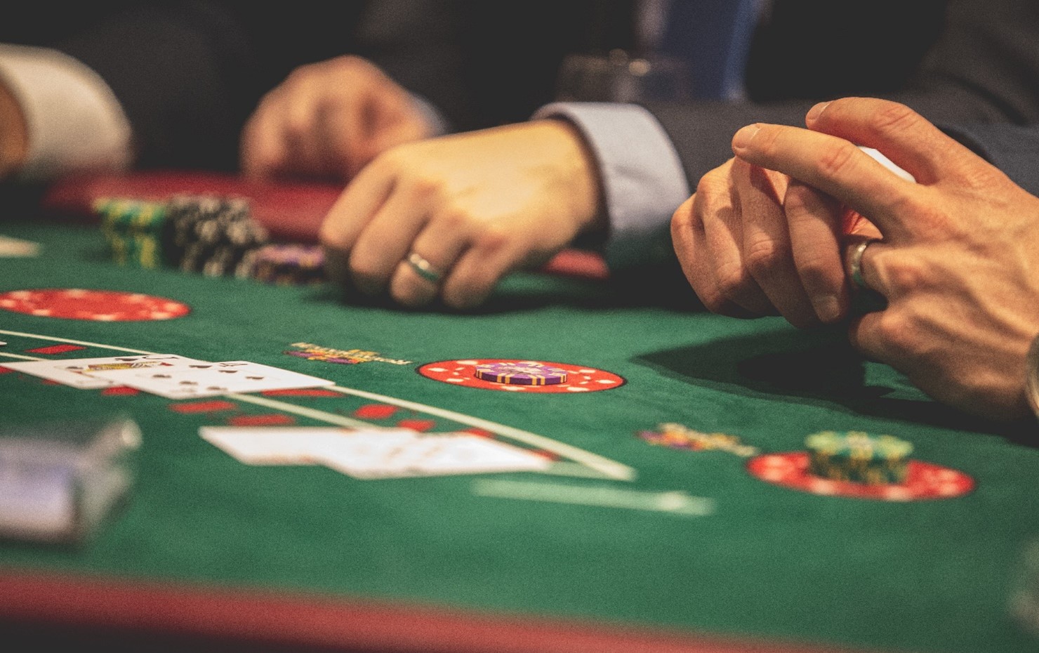 Tiešsaistes un klātienes kazino – Ko izvēlēties?